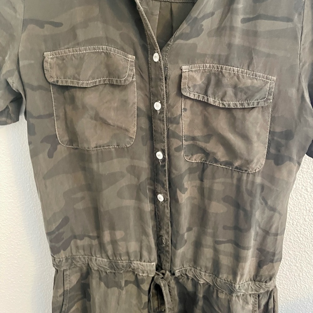 GUESS BUTTON DOWN CAMO TIE SHORT SLEEVE DRESS